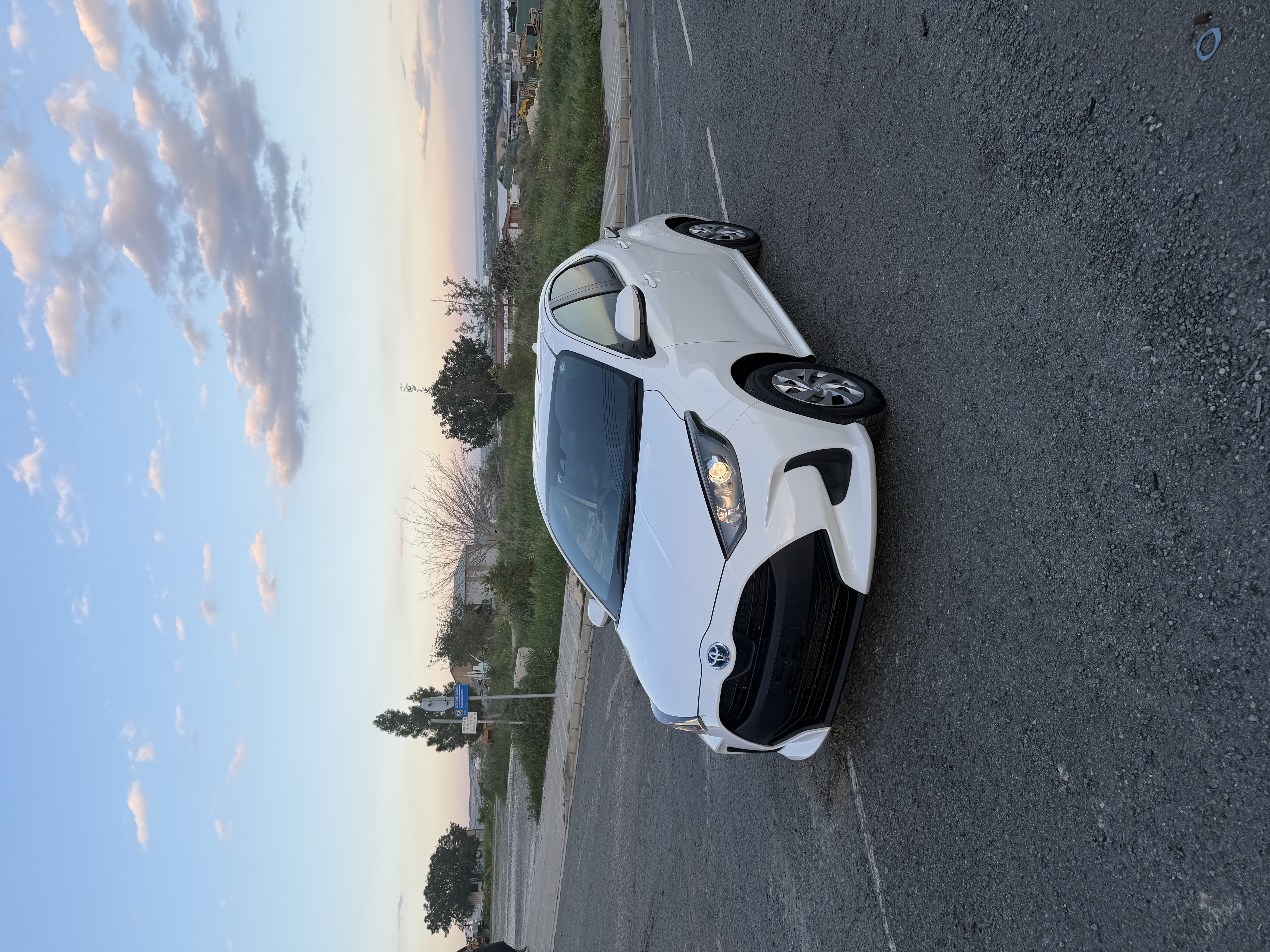 Toyota Yaris Hybrid X